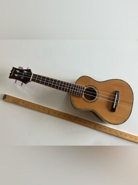 Vintage-style Soprano Ukulele in Natural Wood
